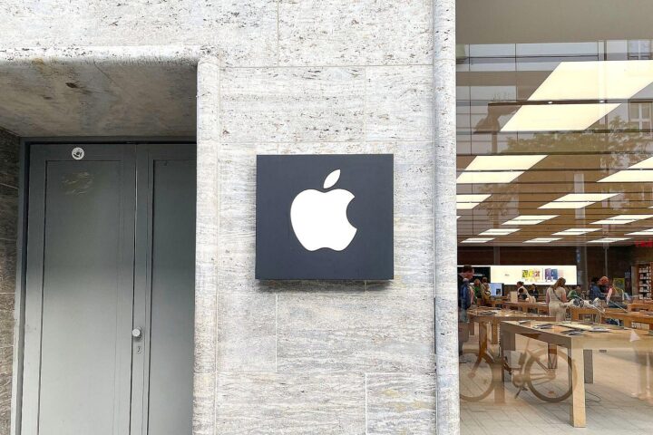 Apple-Logo mit Hinweis auf CEO-Wechsel von Tim Cook zu John Ternus am 1. September.