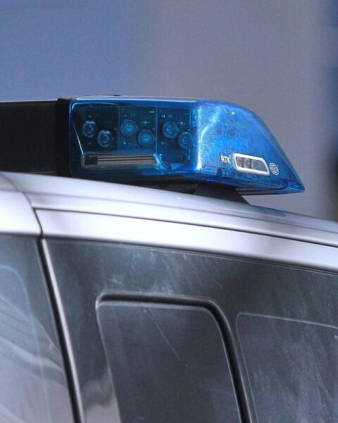 Polizisten im Einsatz zur Festnahme eines Jugendlichen nach Warnhinweis wegen Schusswaffe.