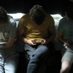 Junge Erwachsene nutzen Smartphones, reflektieren digitale Mediennutzung und Herausforderungen für Eltern und Jugendliche.