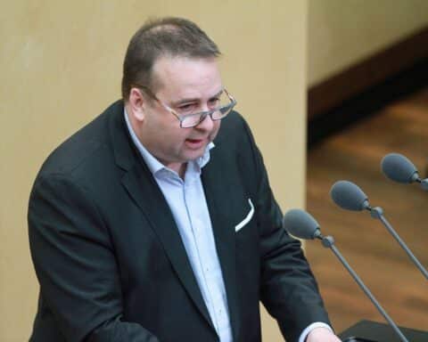 Magnus Jung spricht im Landtag über Psychotherapie und Behindertengleichstellung in Saarbrücken.