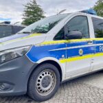 Polizeiauto vor Sportplatz, Symbol für Straftaten und Ermittlungen im Hochtaunuskreis.