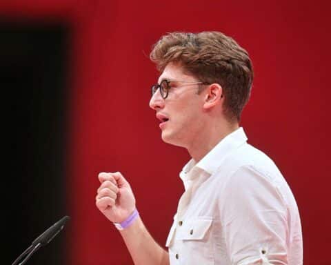 Philipp Türmer bei einer politischen Veranstaltung, diskutiert über die Unionsfraktion und Regierungsfähigkeit.