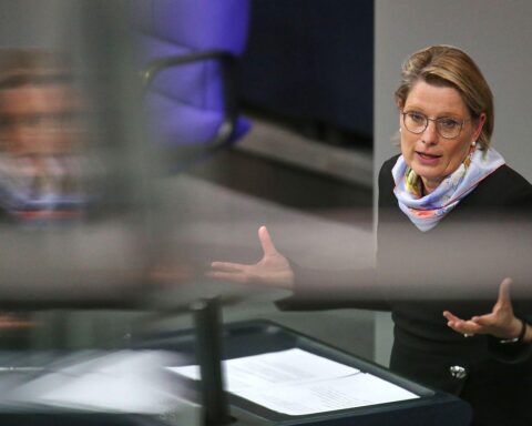 Stefanie Hubig spricht über Entkriminalisierung von Schwarzfahren in überlastetem Justizsystem.