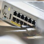 Ein Netzwerk-Patchpanel symbolisiert digitale Sicherheit und die Speicherung von IP-Adressen zur Verbrechensaufklärung.