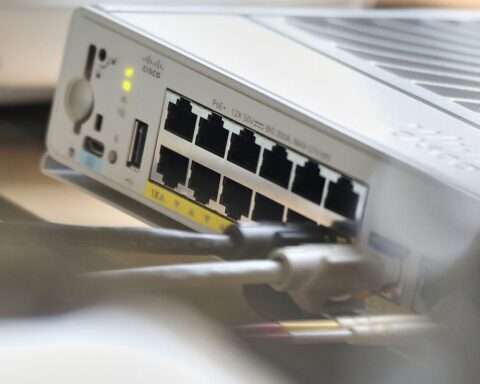Ein Netzwerk-Patchpanel symbolisiert digitale Sicherheit und die Speicherung von IP-Adressen zur Verbrechensaufklärung.