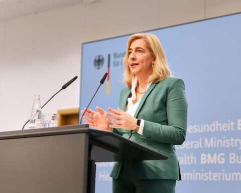 Nina Warken präsentiert die neue Reform der Notfallversorgung im Bundeskabinett in Berlin.