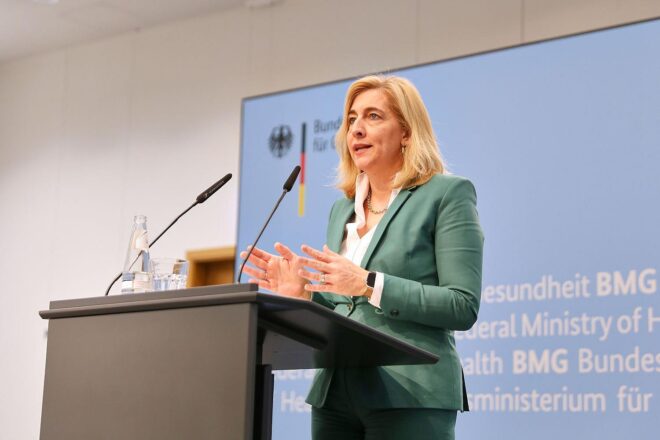 Nina Warken präsentiert die neue Reform der Notfallversorgung im Bundeskabinett in Berlin.