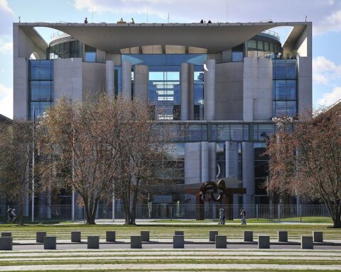 Arbeitsgruppe im Kanzleramt diskutiert Einsparungen im Sozialbereich für vulnerable Gruppen.