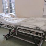 Krankenhausbett symbolisiert aktuelle Debatten über Gesundheitsreform, Finanzierungsdruck und Patientenversorgung in Deutschland.