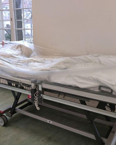 Krankenhausbett symbolisiert aktuelle Debatten über Gesundheitsreform, Finanzierungsdruck und Patientenversorgung in Deutschland.