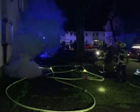 Kellerbrand in Gelsenkirchen: Feuerwehr rettet Bewohner, niemand verletzt, Einsatzkräfte im Einsatz.