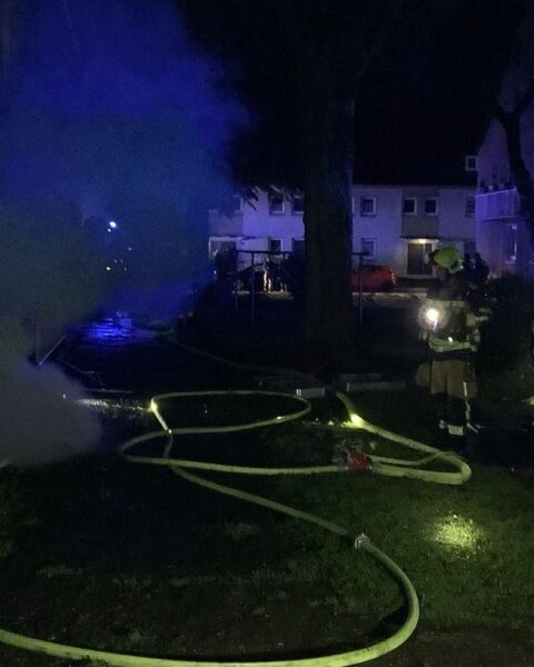 Kellerbrand in Gelsenkirchen: Feuerwehr rettet Bewohner, niemand verletzt, Einsatzkräfte im Einsatz.