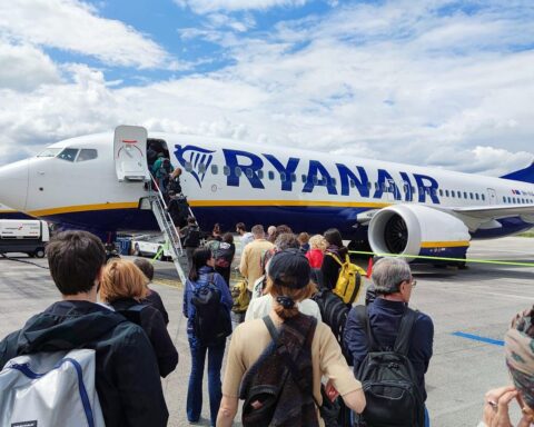 Passagiere steigen in Ryanair-Maschine ein; Kerosinpreise könnten Flugstornierungen verursachen.