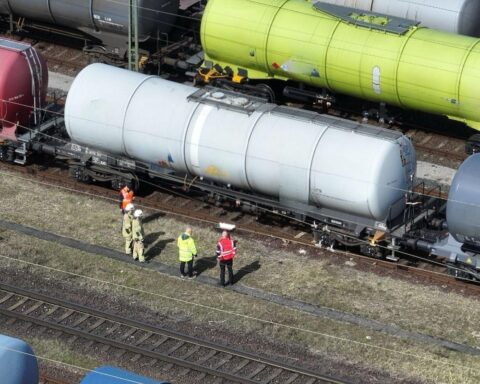Luftaufnahme eines Kesselwagens, Feuerwehr im Einsatz, Kerosin-Austritt, Straße gesperrt.