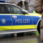 Polizeiauto vor einem Gebäude, Symbol für Diebstahlwarnung und Sicherheitsmaßnahmen gegen Keyless-Go-Technologie.