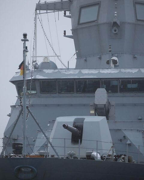 Schiff der Bundeswehr auf dem Wasser, symbolisiert Zusammenarbeit zwischen Stadt und Militär.