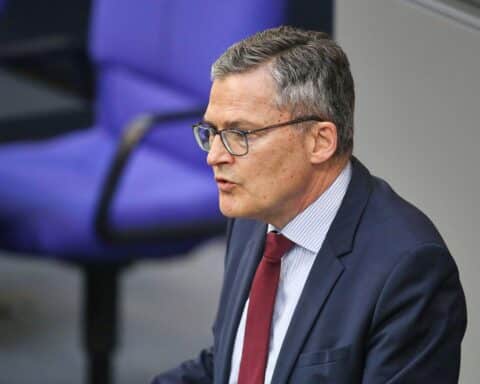 Roderich Kiesewetter diskutiert europäische Sicherheitsstrategien und NATO-Ersatz im Podcast.