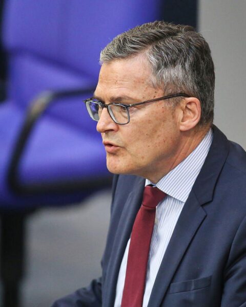 Roderich Kiesewetter diskutiert europäische Sicherheitsstrategien und NATO-Ersatz im Podcast.