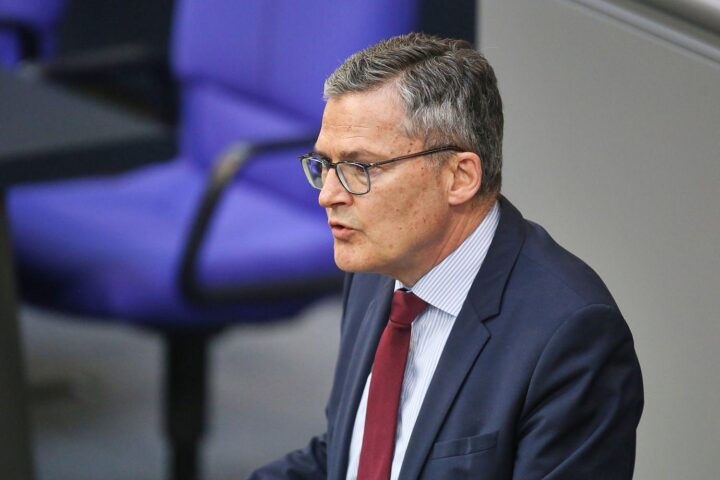 Roderich Kiesewetter diskutiert europäische Sicherheitsstrategien und NATO-Ersatz im Podcast.