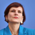 Katja Kipping spricht kritisch über soziale Ungleichheiten und Regierungspolitik in Deutschland.