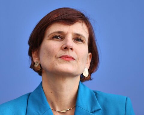Katja Kipping spricht kritisch über soziale Ungleichheiten und Regierungspolitik in Deutschland.