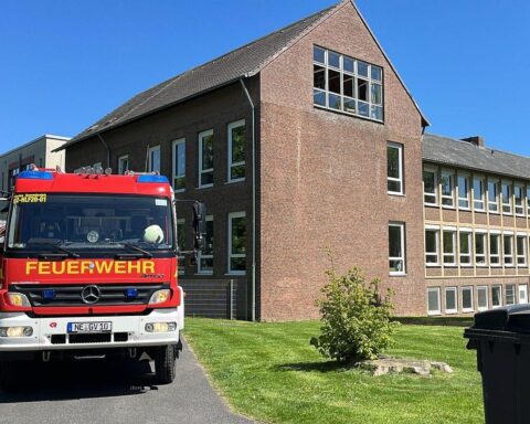Feuerwehr im Einsatz an Schule, Rauchentwicklung, Schüler und Lehrerin untersucht.