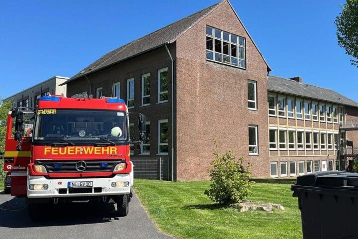 Feuerwehr im Einsatz an Schule, Rauchentwicklung, Schüler und Lehrerin untersucht.