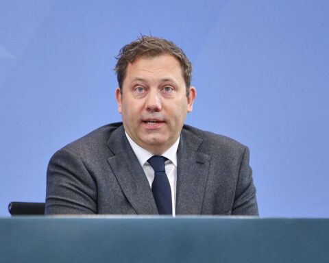 Lars Klingbeil diskutiert wirtschaftliche Maßnahmen gegen Ungerechtigkeiten bei Mineralölkonzernen im ZDF.