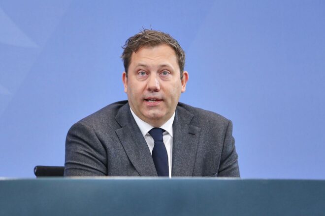 Lars Klingbeil diskutiert wirtschaftliche Maßnahmen gegen Ungerechtigkeiten bei Mineralölkonzernen im ZDF.