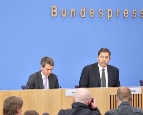 Lars Klingbeil spricht zur Bundesfinanzlage in der Bundespressekonferenz, drückt Wachstumshoffnung aus.