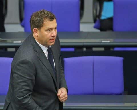 Lars Klingbeil steht vor dem Bundestag und spricht über den Tankrabatt und Steuerreformen.