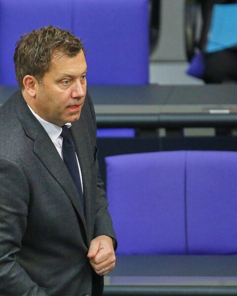 Lars Klingbeil steht vor dem Bundestag und spricht über den Tankrabatt und Steuerreformen.