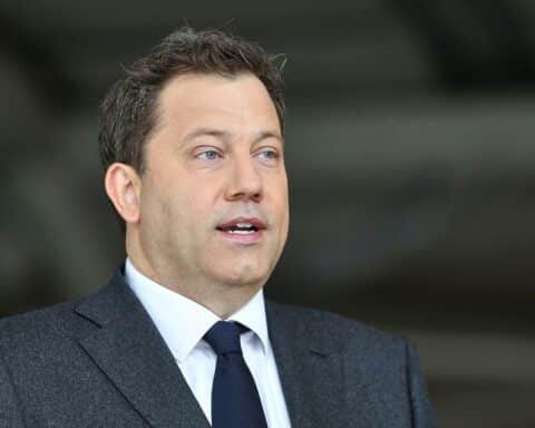 Lars Klingbeil lädt Wirtschaft und Gewerkschaften zu Gipfeltreffen wegen Energiepreiskrise und Iran-Krieg.