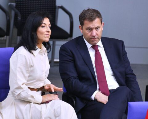 Katherina Reiche und Lars Klingbeil diskutieren Energiegesetze im Berliner Finanzministerium.