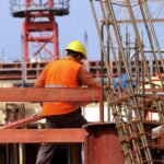 Bauarbeiter bei Wohnungsbauprojekten, symbolisieren Planung für bezahlbaren Wohnraum in Deutschland.