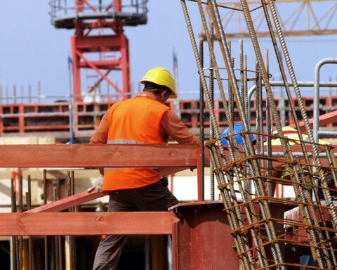 Bauarbeiter bei Wohnungsbauprojekten, symbolisieren Planung für bezahlbaren Wohnraum in Deutschland.
