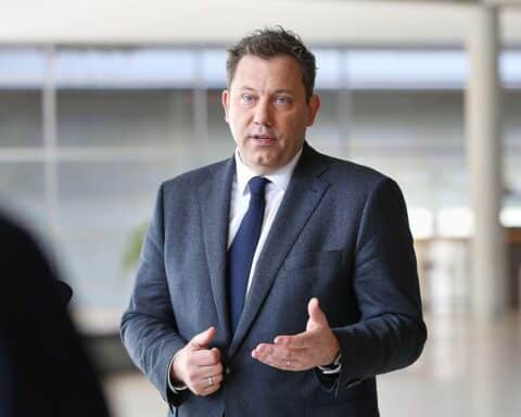 Lars Klingbeil präsentiert Finanzplan zur Entlastung von Ländern und Kommunen in Berlin.