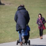 Familie mit Vater, Mutter und Kind symbolisiert Partnerschaft zur Veranschaulichung steuerlicher Reformen.