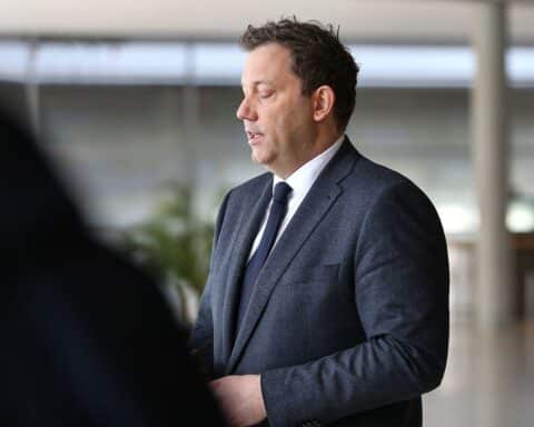 Lars Klingbeil präsentiert seine Pläne zur Energiesteuersenkung und Übergewinnsteuer im Bundestag.