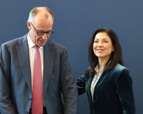 Friedrich Merz und Katherina Reiche diskutieren über Wirtschaftsentlastungen in Berlin.