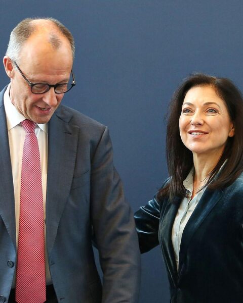 Friedrich Merz und Katherina Reiche diskutieren über Wirtschaftsentlastungen in Berlin.