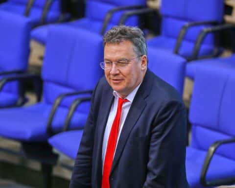 Politiker im Gespräch, besorgt über Stabilität der schwarz-roten Koalition in Deutschland.