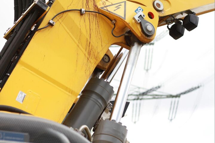 Baumaschine im Einsatz für Verkehrserweiterung in Kölns Stadtteilen Müngersdorf, Braunsfeld, Ehrenfeld.