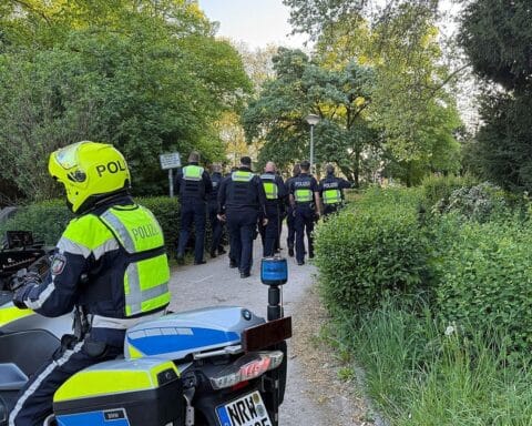 Polizei und Ordnungsdienst bei einem Sondereinsatz in Oberhausen, kontrollieren Verkehr und Sicherheit.