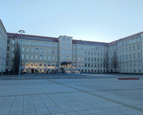 Politiker diskutieren über neue Sicherheitsregeln für private Geräte im Verteidigungsministerium.