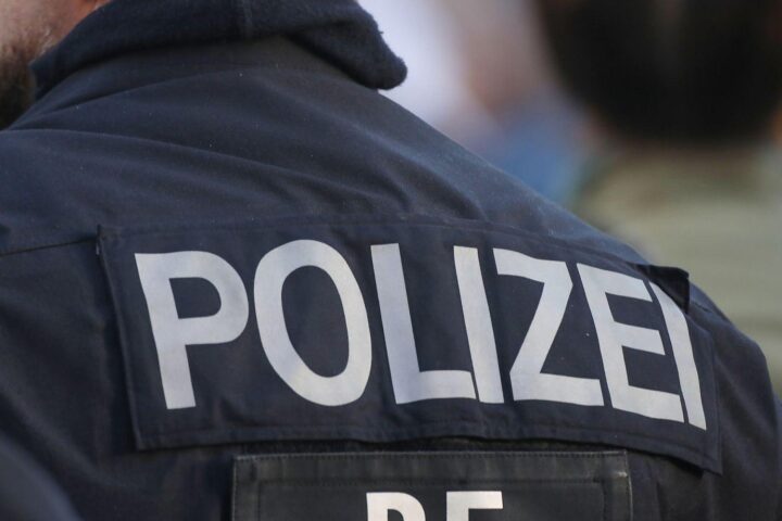 Unfallstelle mit Kraftrad und Pkw, Polizei untersucht, verletzter Fahrer wird ins Krankenhaus gebracht.