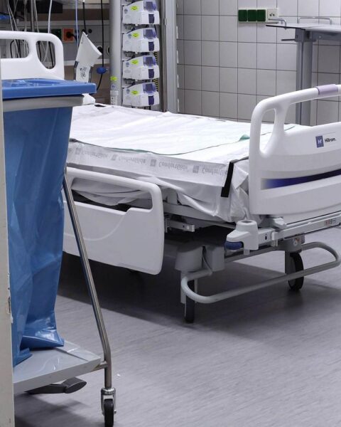 Krankenhaus-Szene mit Ärzten und Pflegepersonal, symbolisiert Gesundheit und Reform im Gesundheitswesen.