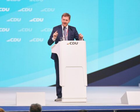 Michael Kretschmer warnt vor AfD-Politik und deren Auswirkungen auf Sachsen-Anhalt und Deutschland.