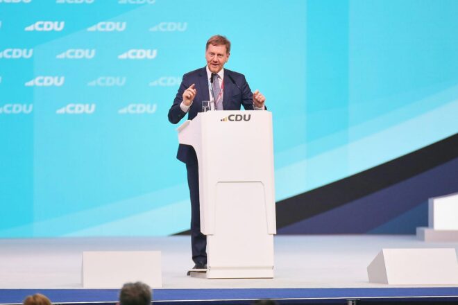 Kretschmer bezeichnet Programm der AfD als "verrückt"