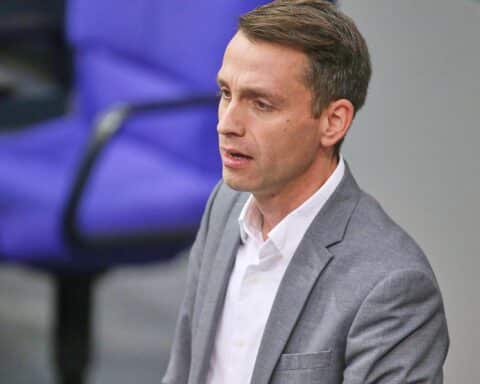 Andreas Audretsch kritisiert Regierung für zögerliches Handeln angesichts hoher Energiepreise und Chaos.